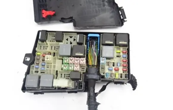 Ford Focus Fuse module AV6T14A067AB