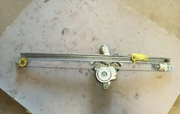 Renault Trafic II (X83) Front door window regulator with motor 