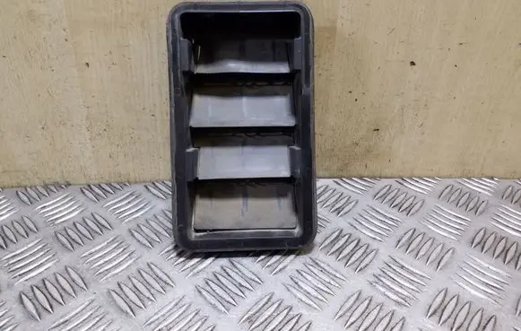 Land Rover Discovery 3 - LR3 Quarter panel pressure vent JDD000051