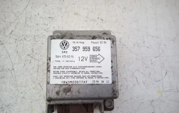 Volkswagen PASSAT B4 Airbag control unit/module 357959656