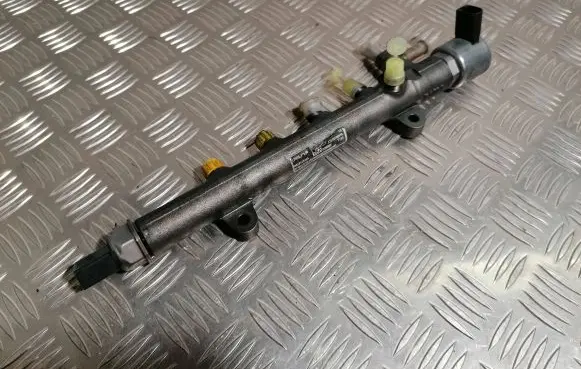 Mercedes-Benz C W204 Fuel main line pipe A6510700595 R9144Z230A 09101407161