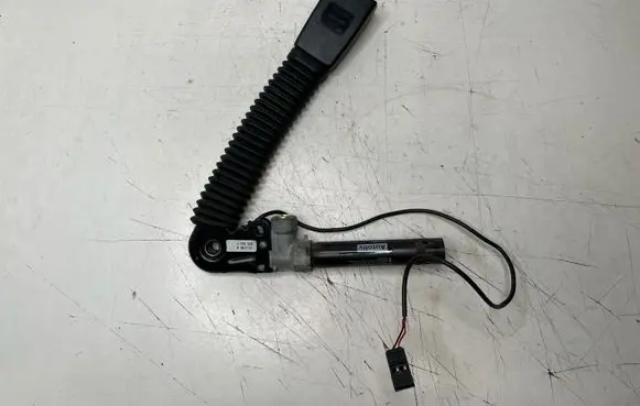 BMW 5 E60 E61 Front seatbelt buckle 6982520