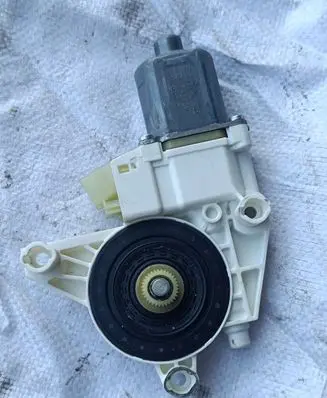Mercedes-Benz C W204 Front door window regulator motor A2048200242