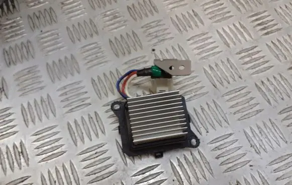 Subaru Impreza III Heater blower fan relay T1001553N