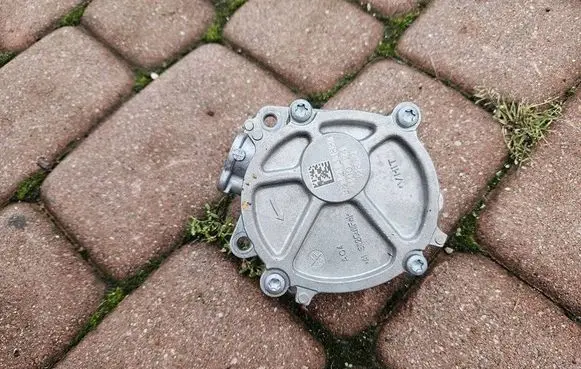Opel Mokka B Vacuum pump 9812133880-