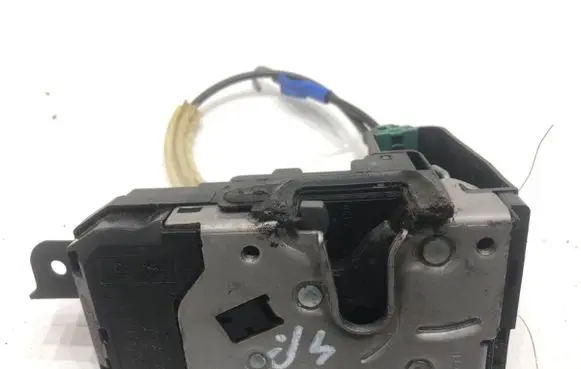 Opel Zafira B Front door lock 13210748