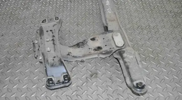 Subaru XV Gearbox mounting bracket 