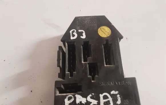 Volkswagen PASSAT B3 Tail light bulb cover holder 333945257