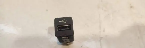 BMW X5 E70 USB socket connector 9167196