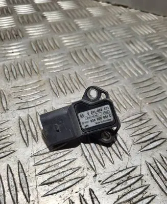 Volkswagen Touran II Air pressure sensor 0281002401 038906051C
