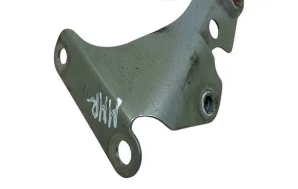 Audi Q7 4L Fender mounting bracket 4L0821136