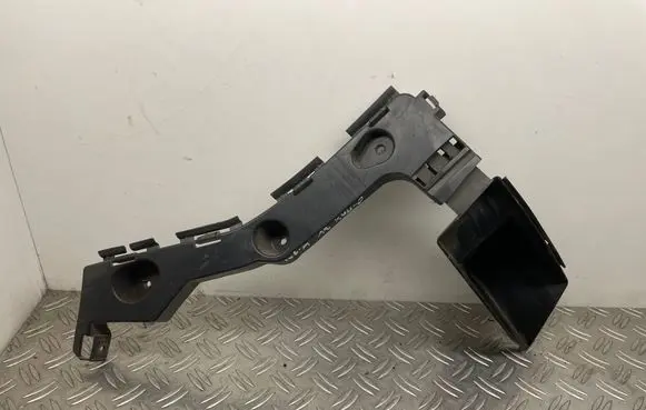 Rear bumper mounting bracket