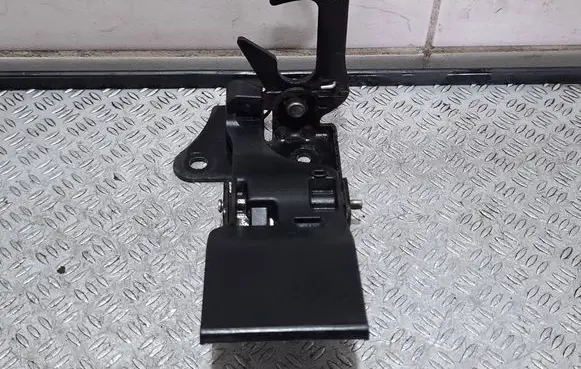 Audi A1 Engine bonnet/hood lock/latch loop/hook 8x0823480A