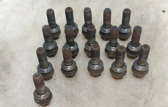 Volkswagen Touareg I Nuts/bolts 