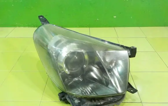 Toyota iQ Headlight/headlamp PRZOD