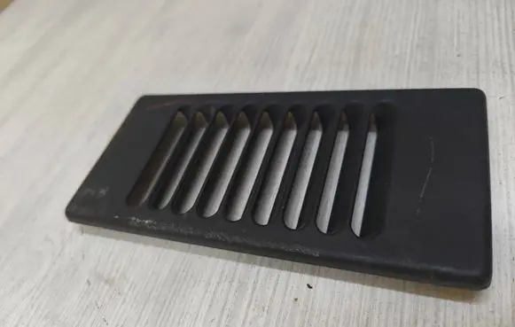Rear air vent grill