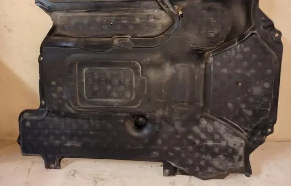 Mercedes-Benz C AMG W204 Engine splash shield/under tray A2045204023