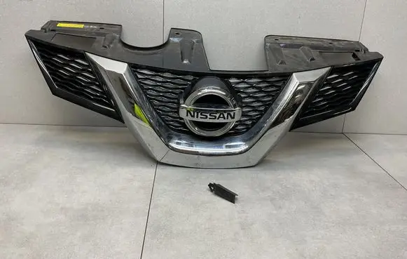 Nissan X-Trail T32 Front bumper upper radiator grill 623104CE0A