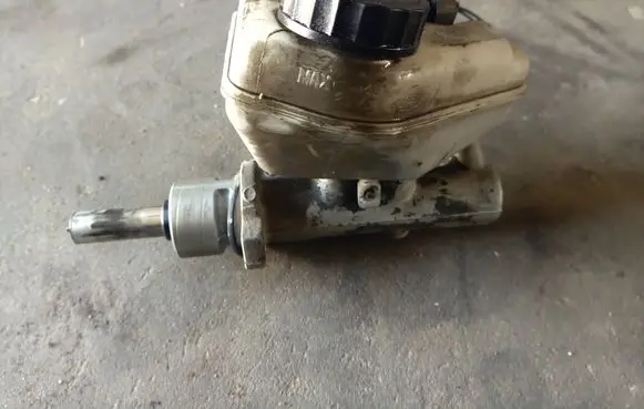 Ford Mondeo Mk III Master brake cylinder 0204024728 22407779