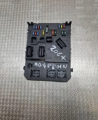 Peugeot 206+ Fuse module 9657999780 S118085220F BSIE0290