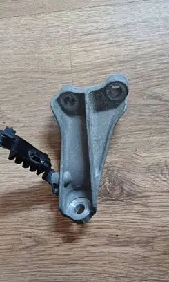 Honda Civic Engine mounting bracket