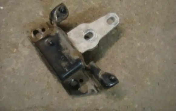 Ford Fiesta Engine mount bracket