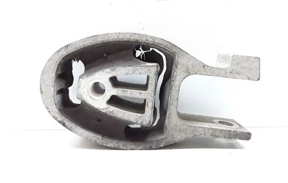 Volvo V70 Engine mount bracket