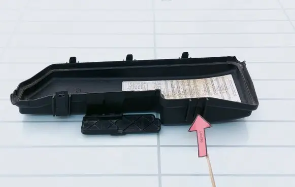 Volvo S60 Fuse box cover 9494211 9494440