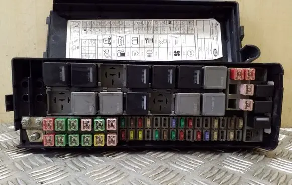 Land Rover Range Rover Sport L320 Fuse module T5EJBM04