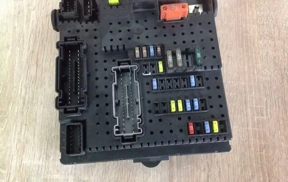 Volvo XC90 Fuse module 12217799