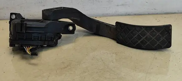 Volkswagen PASSAT B5.5 Accelerator throttle pedal 8D1721523E 6PV00837503 01130