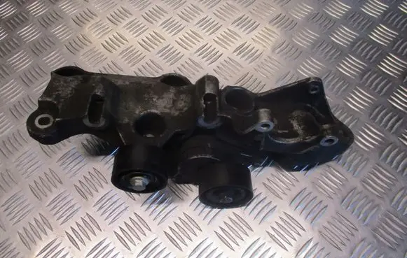 Nissan Primastar Engine mounting bracket