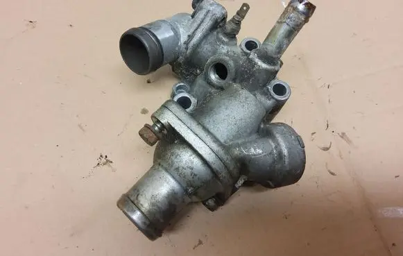 Thermostat/thermostat housing