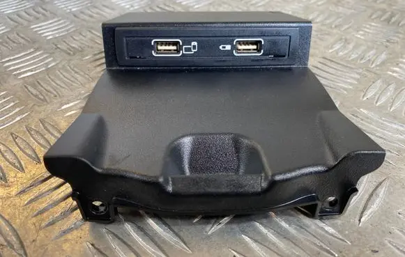 Mercedes-Benz A W176 USB socket connector A1728202100 00647976 Q011015107