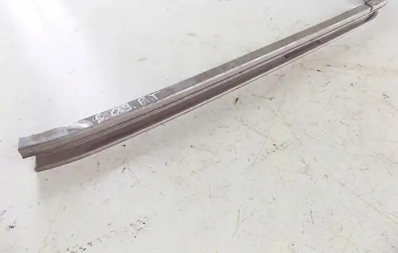 Mazda 5 Sliding door middle rail 