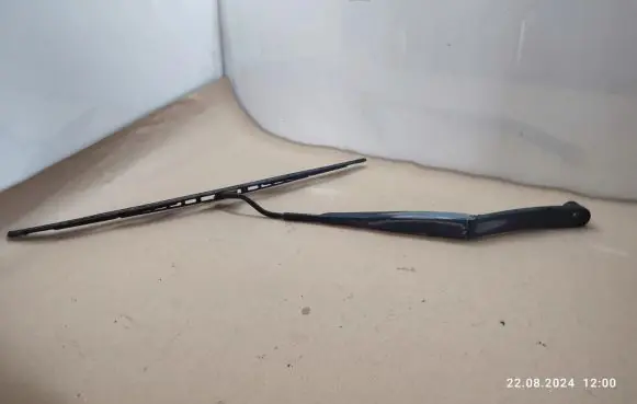 Hyundai Sonata Front wiper blade arm