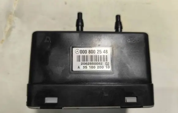 Mercedes-Benz GL X164 Central locking vacuum pump A3510020010 0008002548 2062650082