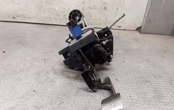 Renault Trafic III (X82) Clutch pedal 465033911R 93459472 81007095