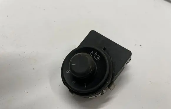 Wing mirror switch