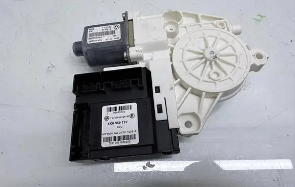 Volkswagen Tiguan Front door window regulator motor 5K0959792 5N0959702D