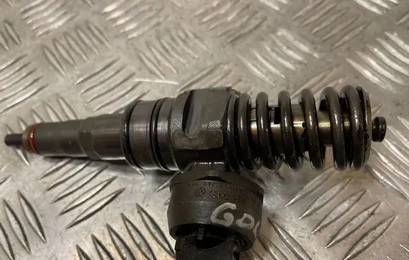Volkswagen Golf V Fuel injector 038130073BN 0414720313