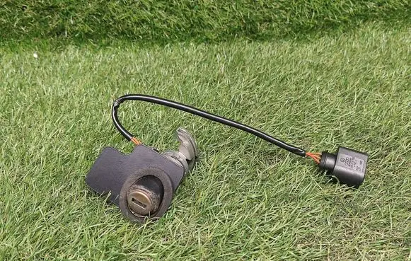 Volkswagen PASSAT B5.5 Ignition lock contact 1J0973703
