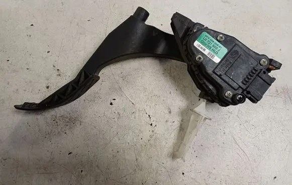 Accelerator throttle pedal