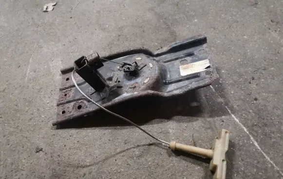 Chrysler Voyager Spare wheel mounting bracket 