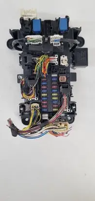 Suzuki Grand Vitara II Fuse module 64J2