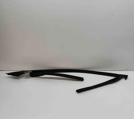 Volvo XC40 Front door glass trim molding 32378497
