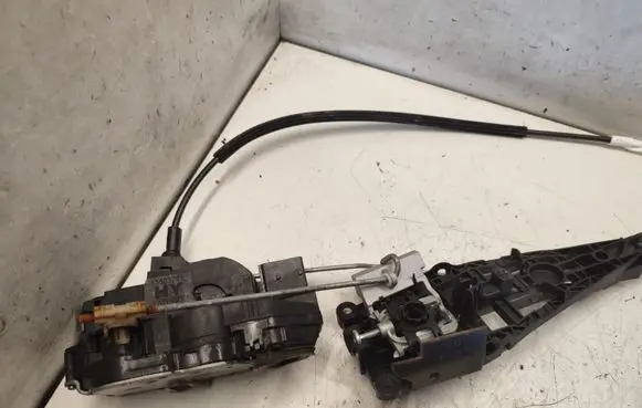 Opel Insignia A Front door lock 13503781