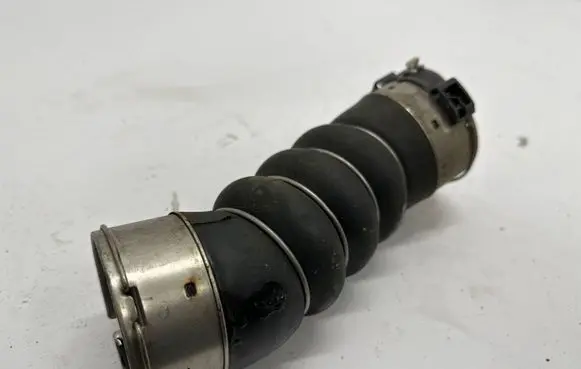 BMW 5 G30 G31 Intercooler hose/pipe 8571024