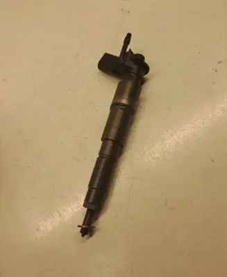 BMW 5 E60 E61 Fuel injector 7796047