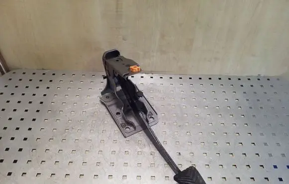 Peugeot 4007 Brake pedal